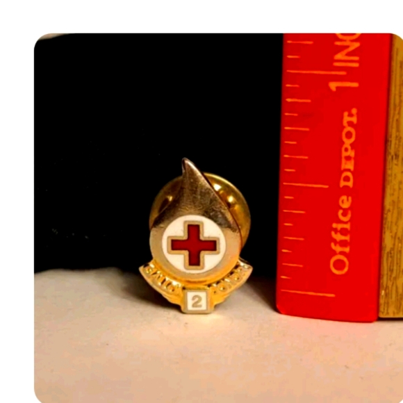 ⚡4 for $20⚡Red Cross 2 Gallon Blood Donor Pin Gold Tone - Picture 3 of 5